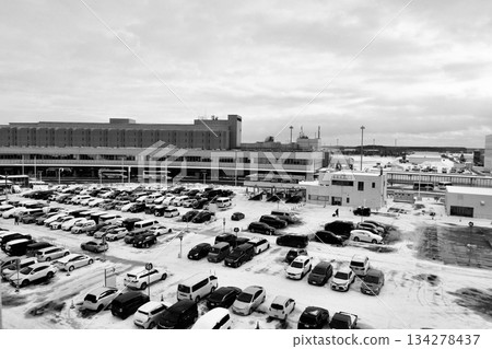 北海道新千歲機場B停車場「黑白」照片，背景是堆積的積雪和國內航廈。 134278437
