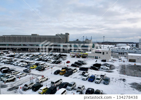 北海道新千歲機場B停車場被白雪覆蓋，背景是國內航廈。 134278438