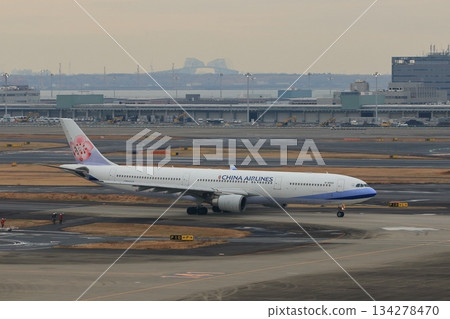 中華航空飛機準備起飛－羽田機場3號航廈視角 134278470