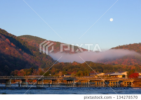 滿月與渡月橋 134278570