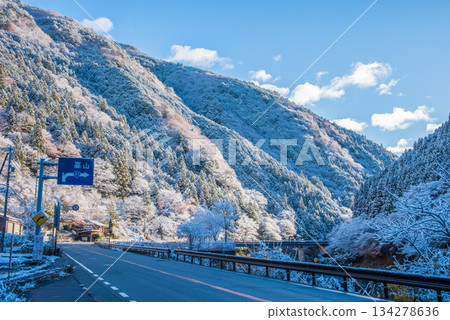 下呂市七橋附近被白雪覆蓋的41號國道(沿飛驒川,岐阜縣下呂市) 下呂市七橋附近被白雪覆蓋的41號國道(沿飛驒川,岐阜縣下呂市) 134278636