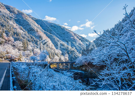 白雪皚皚的中山七里（位於岐阜縣下呂市飛驒川沿岸） 134278637