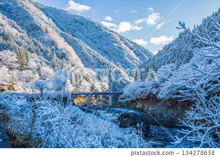 白雪皚皚的中山七里（位於岐阜縣下呂市飛驒川沿岸） 134278638