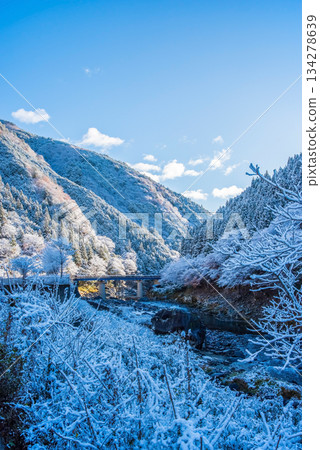 A snow-covered morning at Nakayama Shichiri [along the Hida River, Gero City, Gifu Prefecture] 134278639