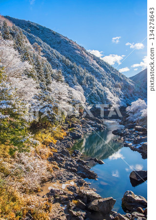 白雪皚皚的中山七里（位於岐阜縣下呂市飛驒川沿岸） 134278643
