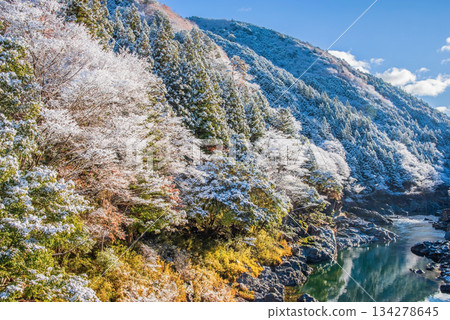 白雪皚皚的中山七里(位於岐阜縣下呂市飛驒川沿岸) 白雪皚皚的中山七里(位於岐阜縣下呂市飛驒川沿岸) 134278645