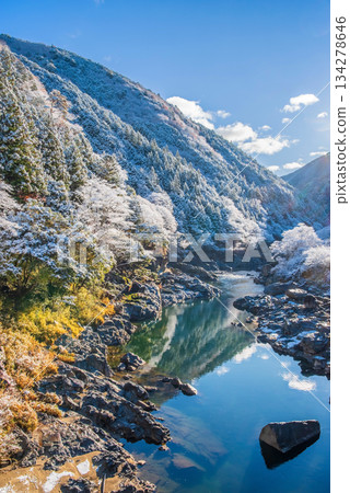 Snow-covered Nakayama Shichiri (along the Hida River, Gero City, Gifu Prefecture) Snow-covered Nakayama Shichiri (along the Hida River, Gero City, Gifu Prefecture) 134278646