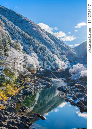白雪皚皚的中山七里（位於岐阜縣下呂市飛驒川沿岸） 134278647