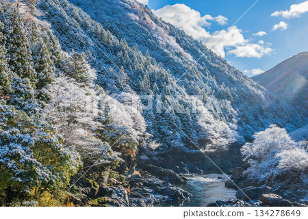白雪皚皚的中山七里（位於岐阜縣下呂市飛驒川沿岸） 134278649