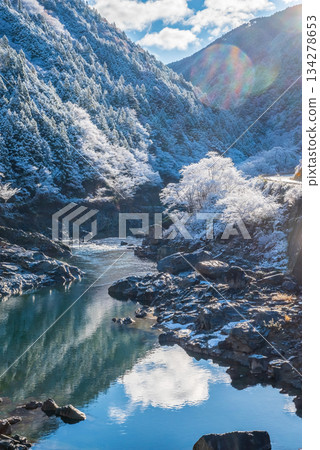 白雪皚皚的山谷「中山七里」（位於岐阜縣下呂市飛驒川沿岸） 134278653