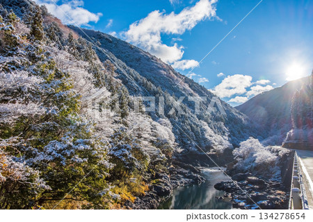 白雪皚皚的中山七里(位於岐阜縣下呂市飛驒川沿岸) 白雪皚皚的中山七里(位於岐阜縣下呂市飛驒川沿岸) 134278654