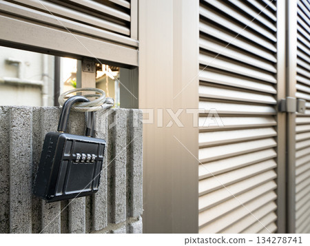 安裝在房屋入口處的鑰匙盒 134278741