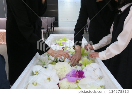 親戚們獻花 134278813