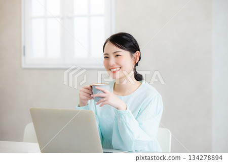 一個女人使用電腦 134278894