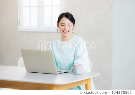 一個女人使用電腦 134278895
