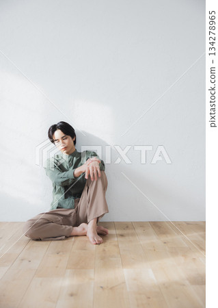 男子坐在地板上 男子坐在地板上 134278965