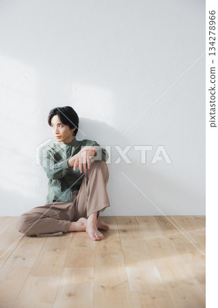 男子坐在地板上 134278966