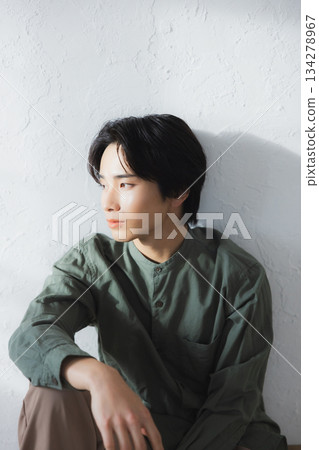 男子坐在地板上 男子坐在地板上 134278967