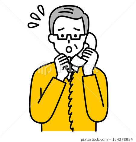 一位老年男子在使用電話諮詢時遇到困難 一位老年男子在使用電話諮詢時遇到困難 134278984
