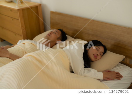 睡在床上的一對夫婦 134279001