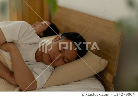 睡在床上的一對夫婦 睡在床上的一對夫婦 134279004