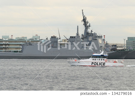 Yokohama Port where the escort ship is anchored. Kanagawa Prefectural Police patrol boat guarding Yokohama Port. Yokohama Port where the escort ship is anchored. Kanagawa Prefectural Police patrol boat guarding Yokohama Port. 134279016