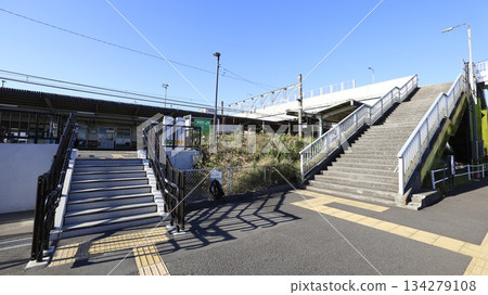 JR內房線岩根站東口，設有簡易的Suica檢票閘機及登機證明發放機。 134279108