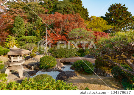 Autumn leaves in the Japanese garden at Suma Rikyu Park 134279627