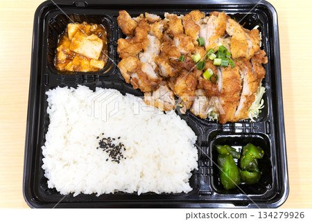 美味的中式便當,炸雞便當 美味的中式便當,炸雞便當 134279926