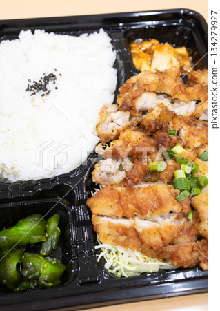 美味的中式便當,炸雞便當 美味的中式便當,炸雞便當 134279927