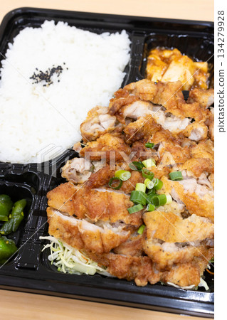 美味的中式便當,炸雞便當 美味的中式便當,炸雞便當 134279928