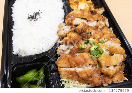 美味的中式便當,炸雞便當 美味的中式便當,炸雞便當 134279929