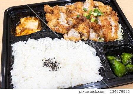 美味的中式便當,炸雞便當 美味的中式便當,炸雞便當 134279935