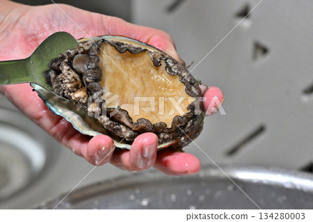 如何去除鮑魚（來自 Sanriku） 134280003