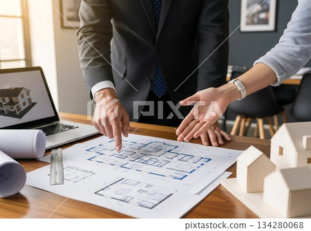 召開家庭和員工會議，討論建房事宜。 134280068