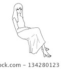 一位長髮女子身穿高領毛衣和長裙，正看向鏡頭（單聲道） 134280123
