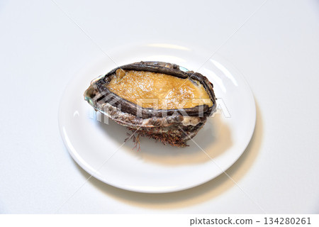 鮑魚（產自三陸）盛於白盤中 134280261