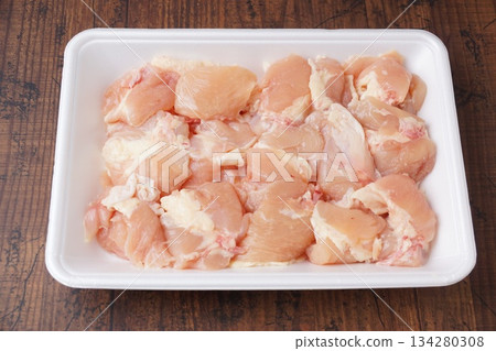 Domestically produced raw chicken shoulder 134280308