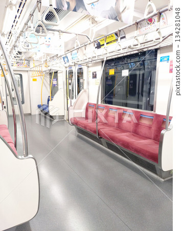 在空蕩蕩的地鐵車廂裡 134281048