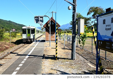 秋季的JR釜石線綾織站 134281078