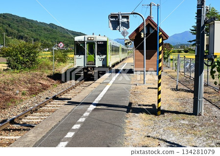 秋季的JR釜石線綾織站 134281079