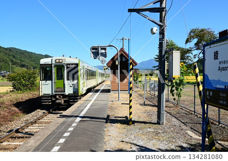 秋季的JR釜石線綾織站 134281080