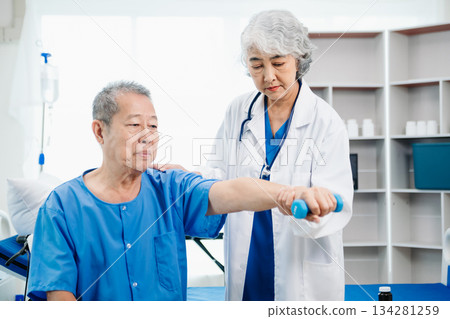 octor consulting with patient Back problems Physical therapy concept octor consulting with patient Back problems Physical therapy concept 134281259