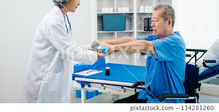 octor consulting with patient Back problems Physical therapy concept octor consulting with patient Back problems Physical therapy concept 134281260