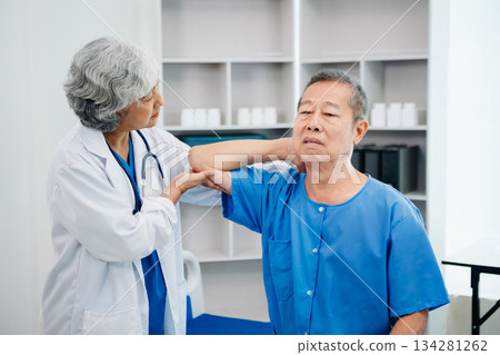 octor consulting with patient Back problems Physical therapy concept octor consulting with patient Back problems Physical therapy concept 134281262