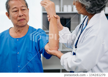 octor consulting with patient Back problems Physical therapy concept octor consulting with patient Back problems Physical therapy concept 134281270