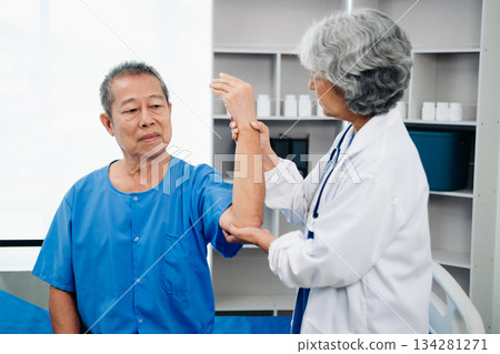 octor consulting with patient Back problems Physical therapy concept octor consulting with patient Back problems Physical therapy concept 134281271
