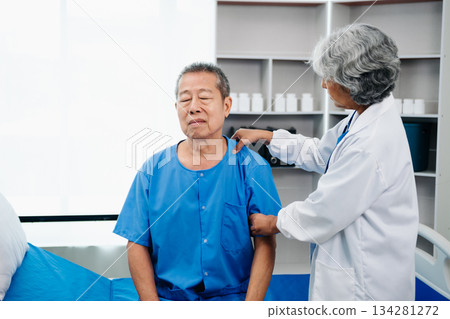 octor consulting with patient Back problems Physical therapy concept 134281272