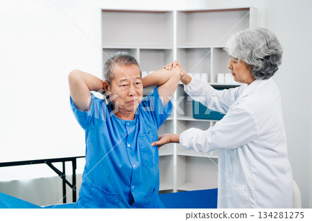 octor consulting with patient Back problems Physical therapy concept octor consulting with patient Back problems Physical therapy concept 134281275