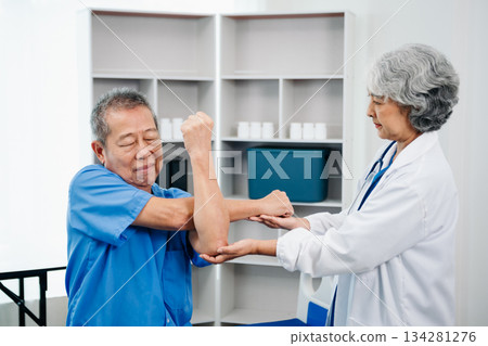 octor consulting with patient Back problems Physical therapy concept 134281276